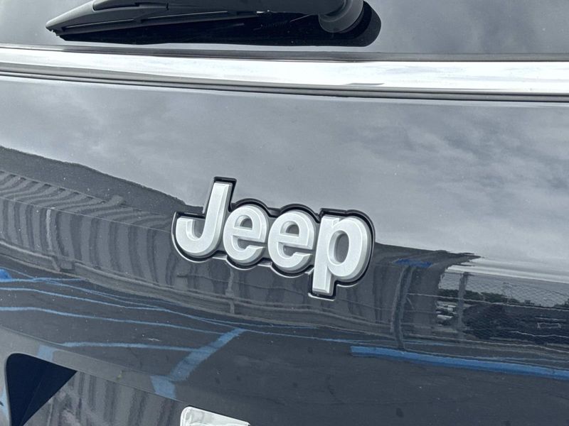 New 2026 Jeep Grand Cherokee L Laredo 4x2
