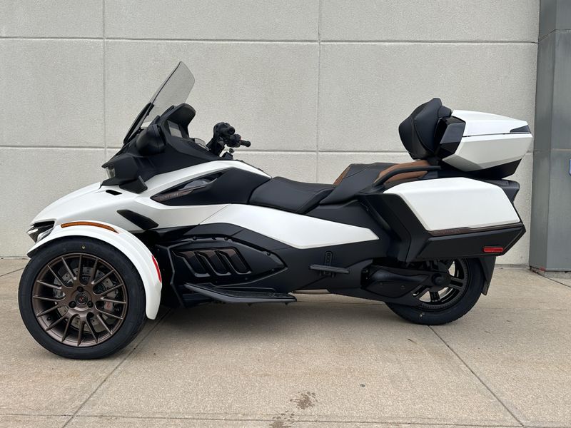 2024 Can-Am SPYDER RT SEA TO SKYImage 2