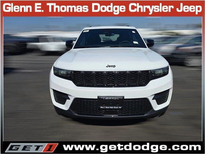 2025 Jeep Grand Cherokee Altitude photo 2