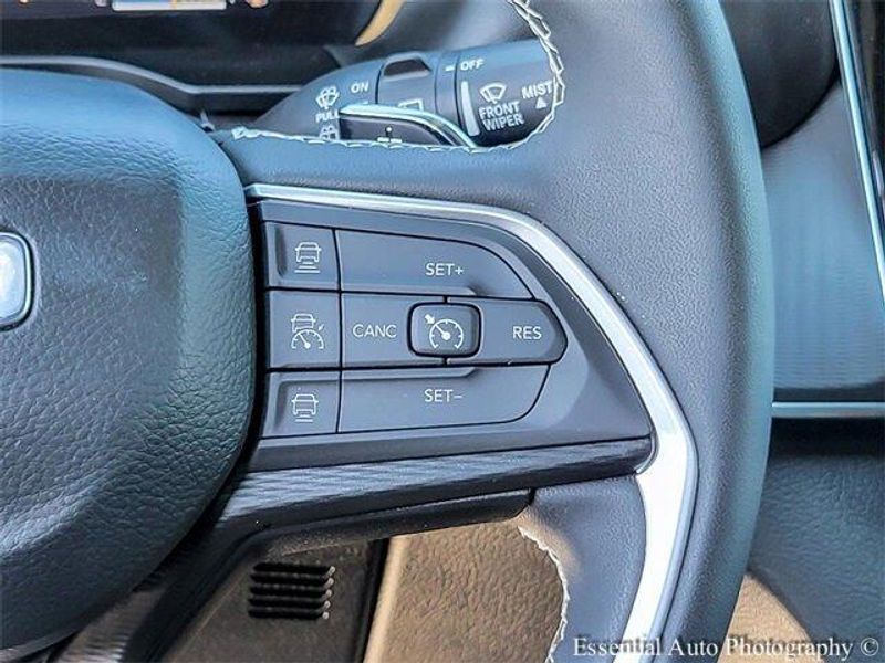 2024 Jeep Grand Cherokee Laredo photo 14
