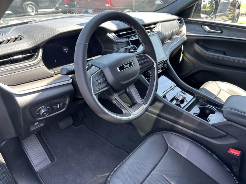 New 2025 Jeep Grand Cherokee L Limited 4x4Image 25