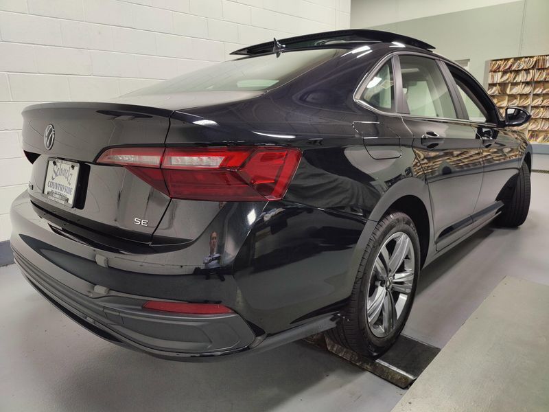 Used 2024 Volkswagen Jetta SE w/SunroofImage 12