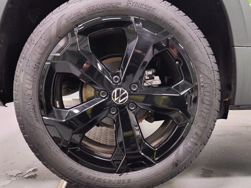 Used 2026 Volkswagen Taos SE Black AWD w/SunroofImage 8