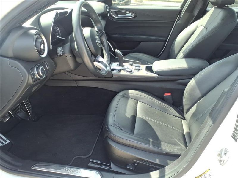 Used 2022 Alfa Romeo Giulia TiImage 15