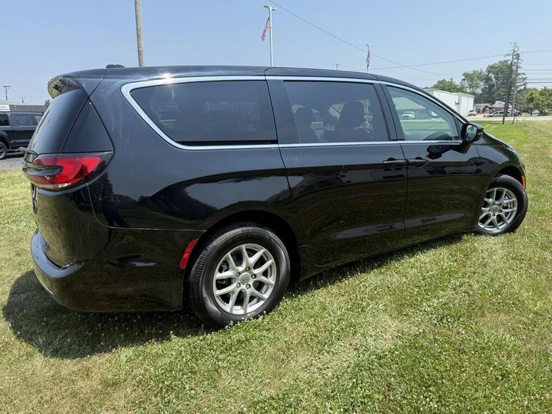 2024 Chrysler Pacifica Touring L photo 3