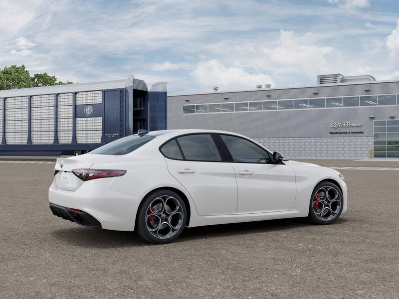 New 2026 Alfa Romeo Giulia AwdImage 2