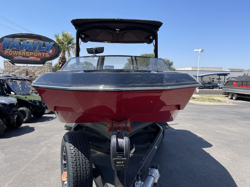 2023 MALIBU Wakesetter 21 LX  in a RED exterior color. Family PowerSports (877) 886-1997 familypowersports.com 