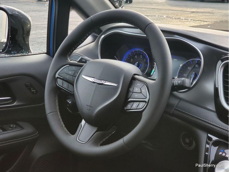 New 2026 Chrysler Pacifica Select