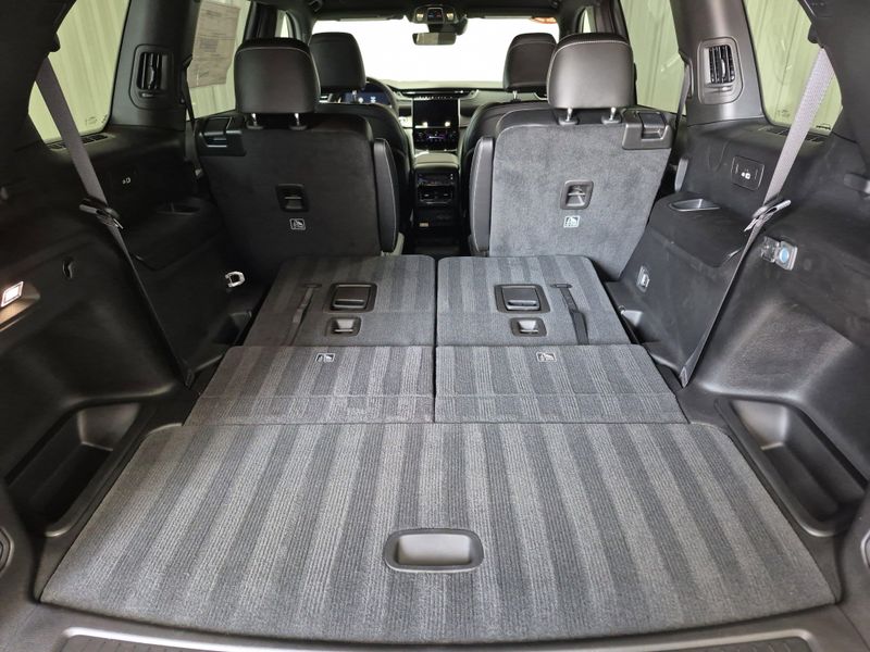 New 2025 Jeep Grand Cherokee L Limited 4x4Image 18