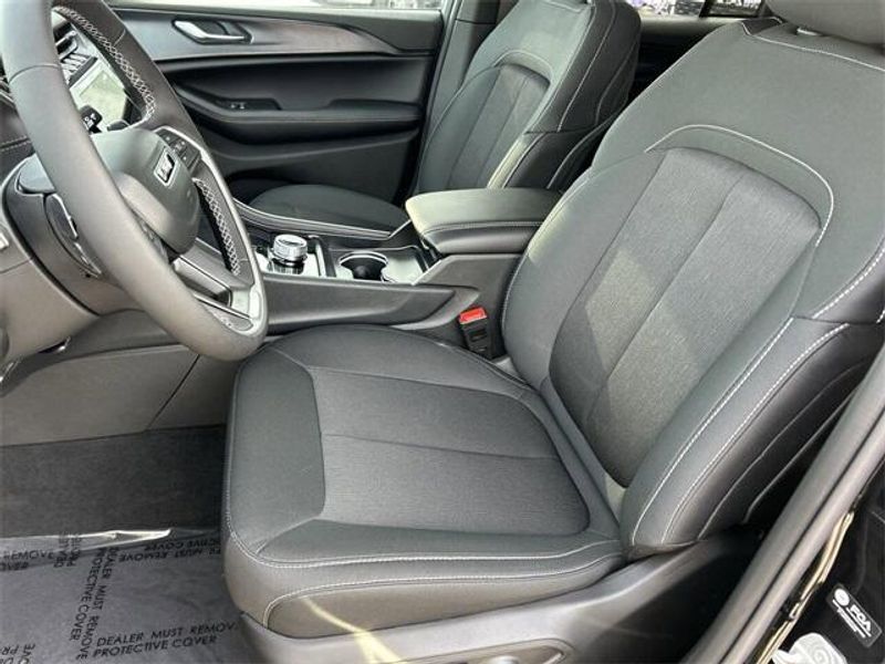 New 2025 Jeep Grand Cherokee Laredo X 4x2Image 16