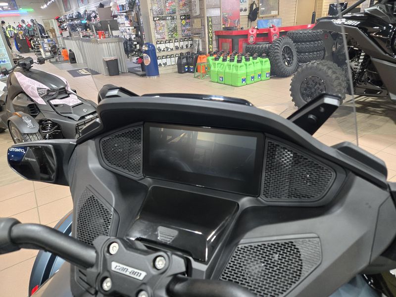 2025 Can-Am SPYDER RT LIMITED MINERAL BLUE WITH DARK ACCENTSImage 10