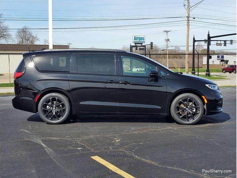 New 2026 Chrysler Pacifica Select