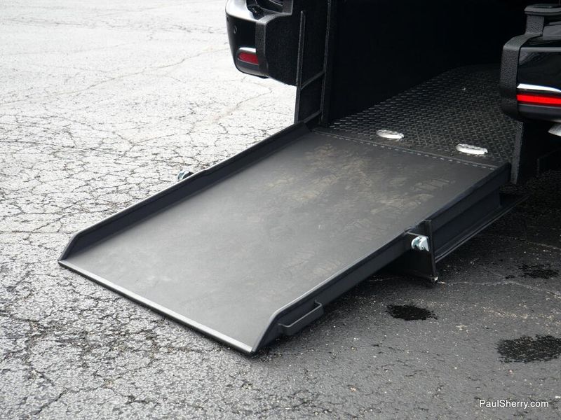 Used 2025 Chrysler Pacifica Select