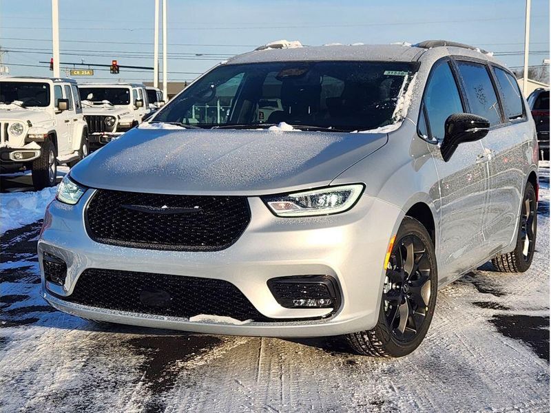 New 2026 Chrysler Pacifica Select