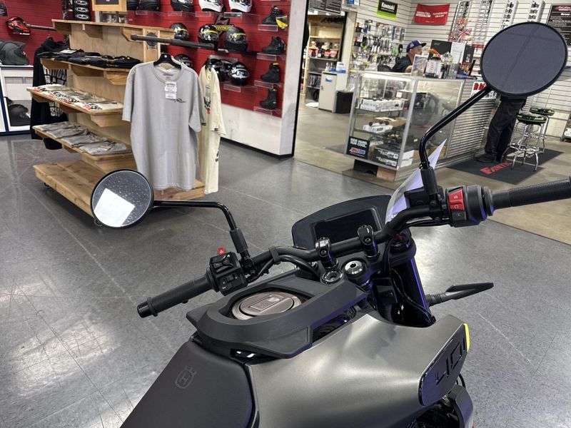 New 2024 Husqvarna SVARTPILEN 401 Image 15