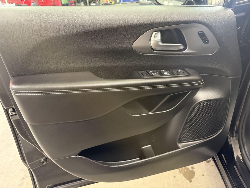 Used 2026 Chrysler Pacifica SelectImage 17