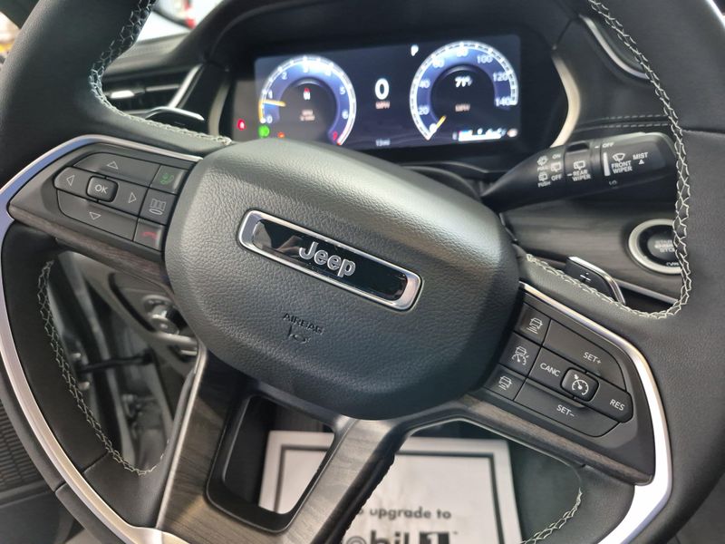 New 2025 Jeep Grand Cherokee L Limited 4x4Image 29