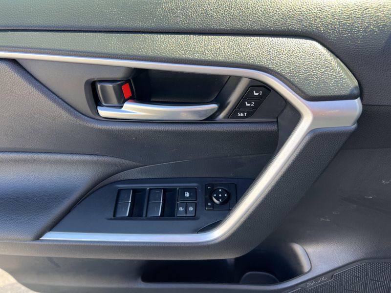 2023 Toyota RAV4 Hybrid XLE PremiumImage 6