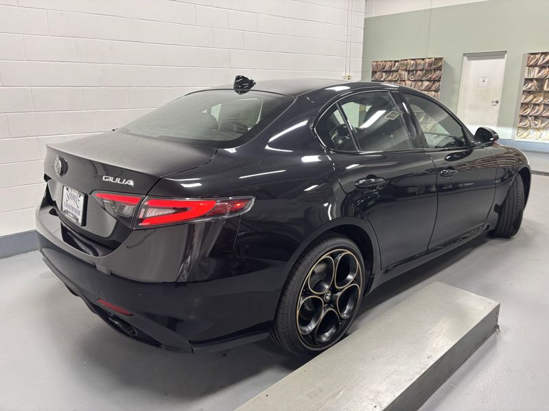 New 2025 Alfa Romeo Giulia Intensa AwdImage 8