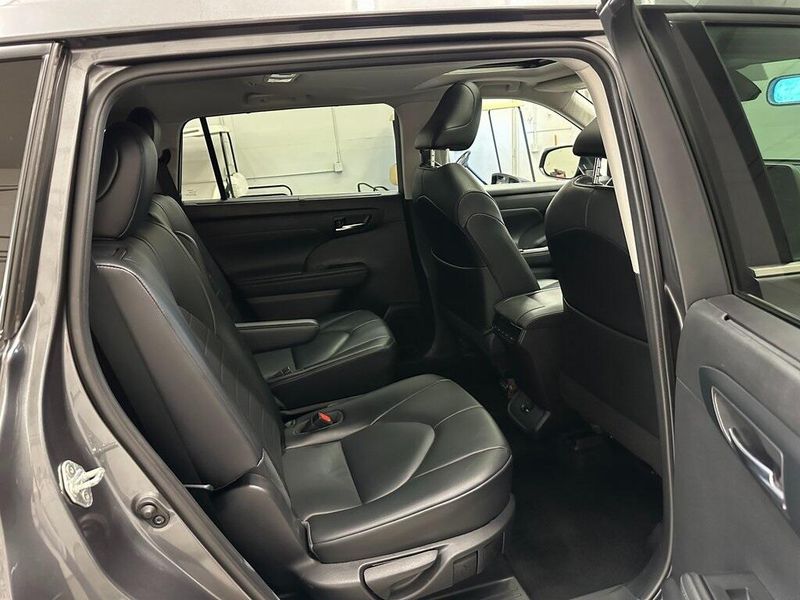 2021 Toyota Highlander XLE photo 28