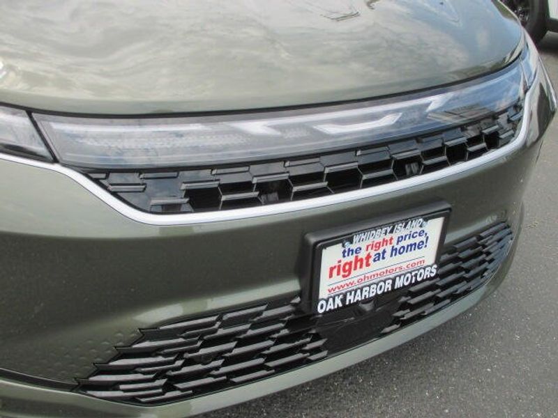 New 2027 Chrysler Pacifica SelectImage 5