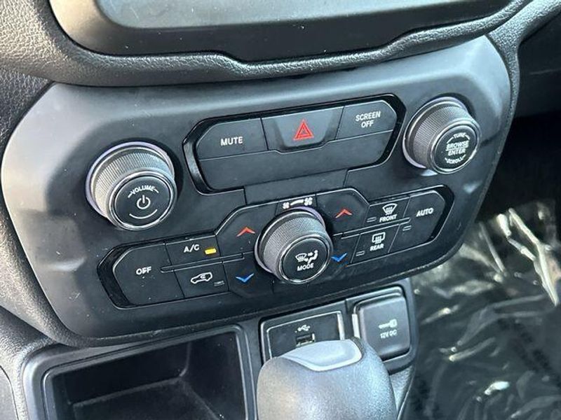 Used 2018 Jeep Renegade LatitudeImage 26
