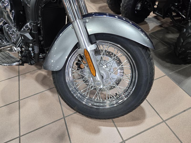 New 2025 Kawasaki VULCAN 900 CLASSIC LT METALLIC GRAPHITE GRAY AND METALLIC CARBON GRAY Image 23