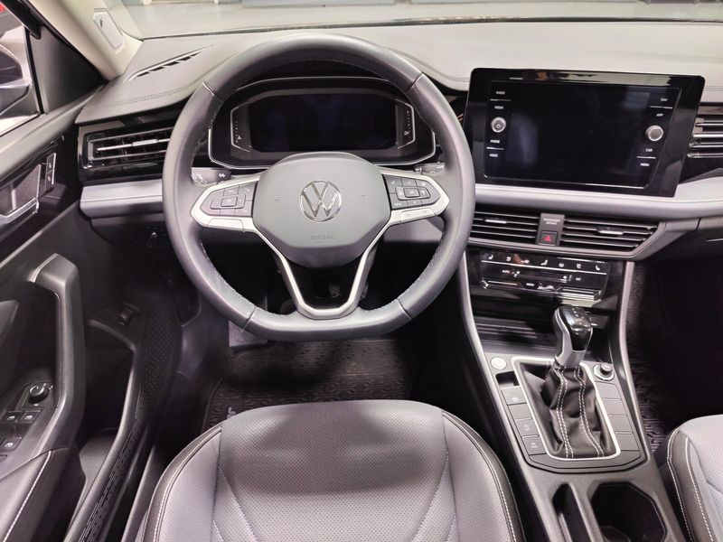 Used 2025 Volkswagen Jetta SEL w/Sunroof & NavigationImage 19