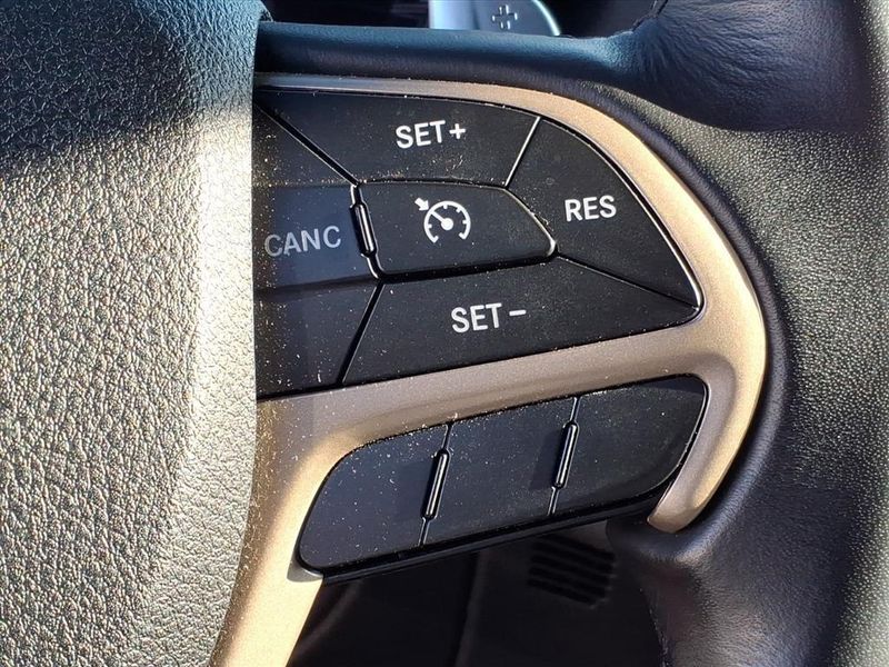 Used 2017 Jeep Grand Cherokee LaredoImage 21