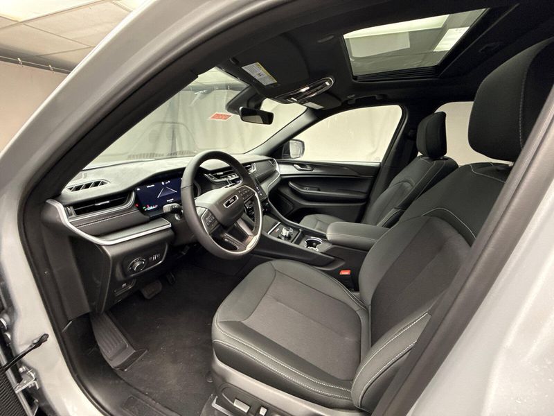 New 2025 Jeep Grand Cherokee Laredo X 4x4Image 9