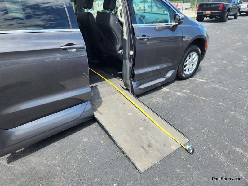 Used 2022 Chrysler Pacifica Touring L