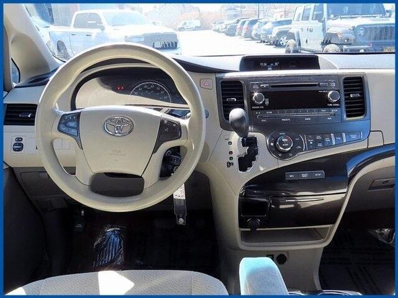 2014 Toyota Sienna LEImage 12