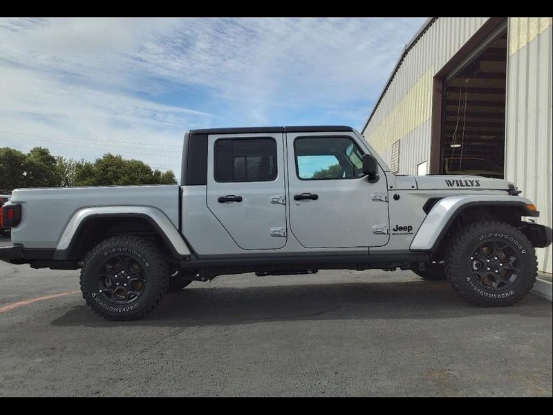 2023 Jeep Gladiator Willys photo 2