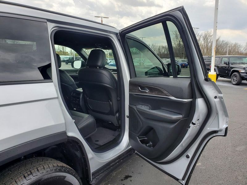 New 2026 Jeep Grand Cherokee Laredo Altitude 4x4