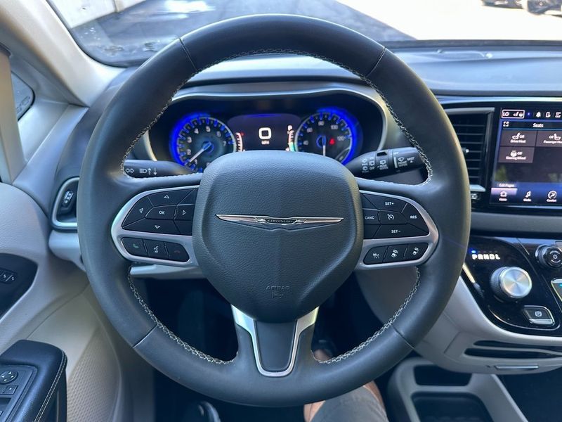 2022 Chrysler Pacifica Touring LImage 2