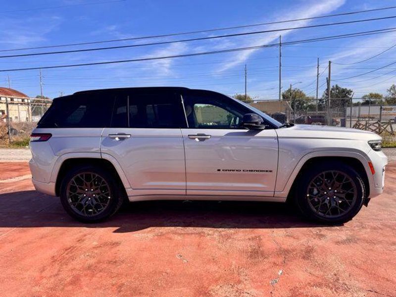 New 2025 Jeep Grand Cherokee Summit Reserve 4x4Image 4