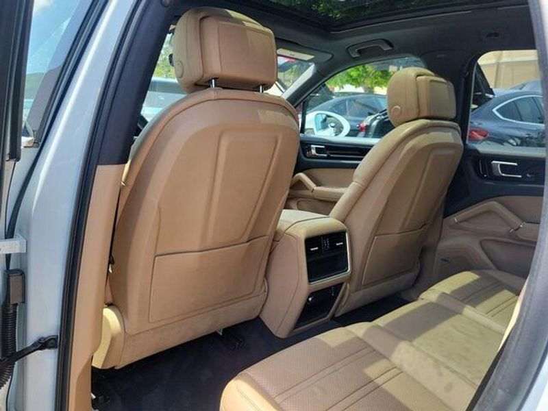 2021 Porsche Cayenne photo 9