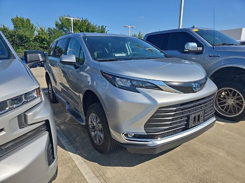 2024 Toyota Sienna XLE photo 2