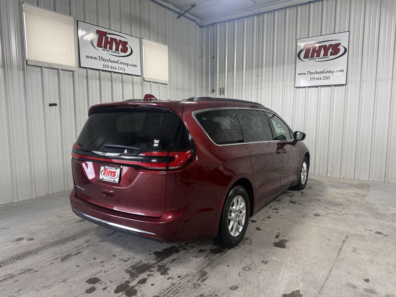 Used 2022 Chrysler Pacifica Touring LImage 3