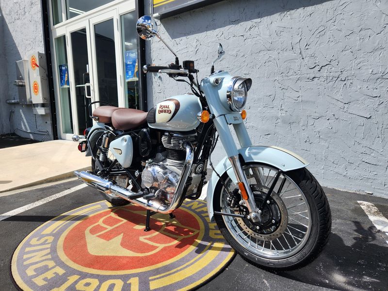 2024 Royal Enfield CLASSIC 350  in a HALCYON GREY exterior color. Royal Enfield Motorcycles of Miami (786) 845-0052 remotorcyclesofmiami.com 