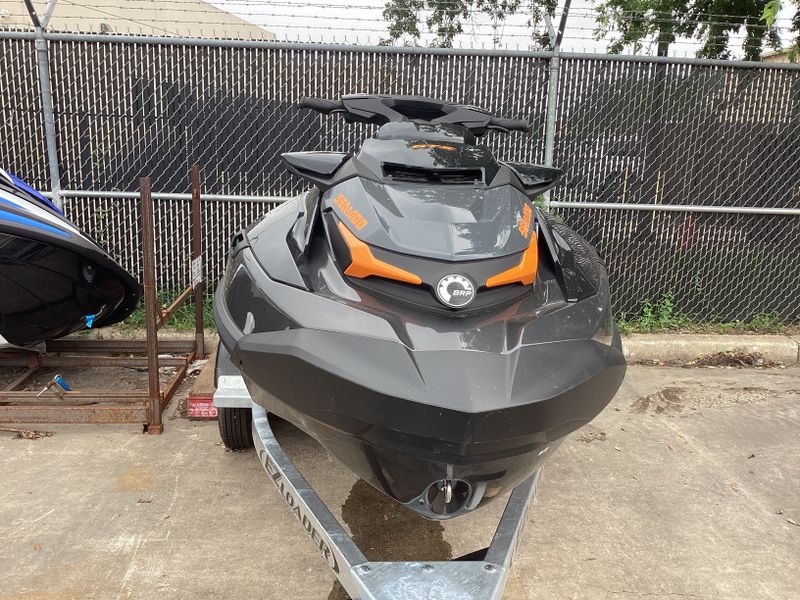 2023 SEADOO GTX 230 IBR ECLIPSE BLACK AND ORANGE CRUSH Image 9