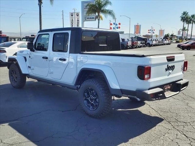 2023 Jeep Gladiator Willys 4x4 in a Bright White Clear Coat exterior color and Blackinterior. Perris Valley Chrysler Dodge Jeep Ram 951-355-1970 perrisvalleydodgejeepchrysler.com 