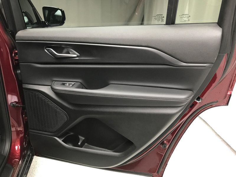 New 2025 Jeep Grand Cherokee L Altitude X 4x4Image 13