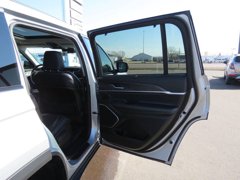 2022 Jeep Grand Cherokee L Limited 4x4 4dr SUVImage 25