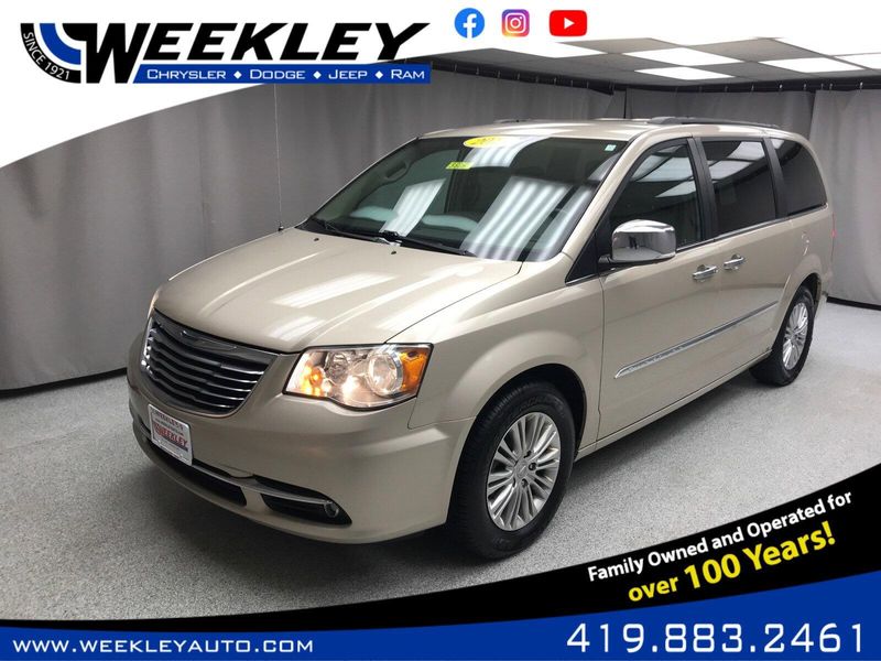 2015 Chrysler Town & Country Touring-LImage 1