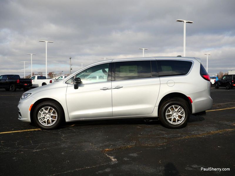 New 2026 Chrysler Pacifica Select