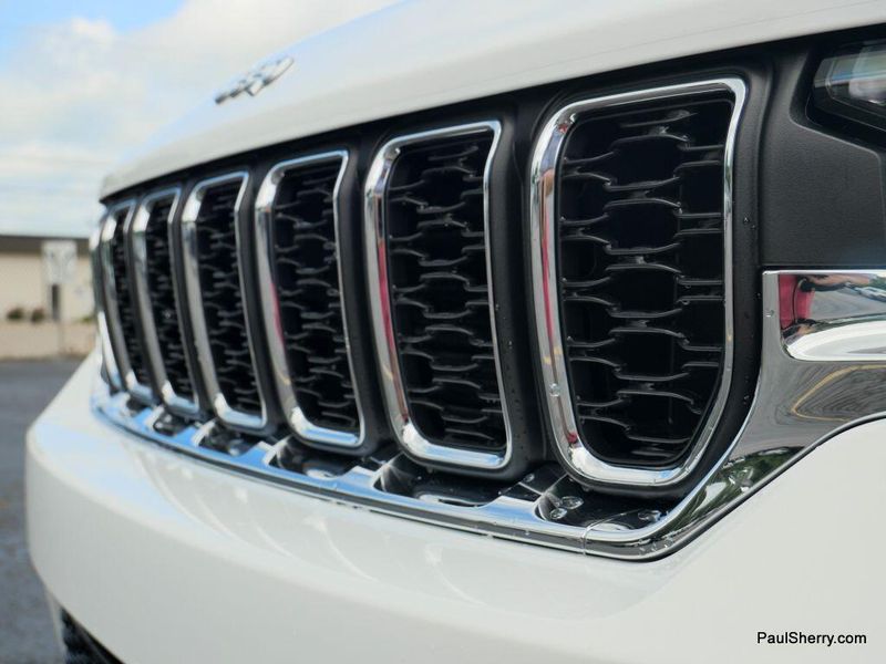 New 2025 Jeep Grand Cherokee Laredo 4x2Image 14