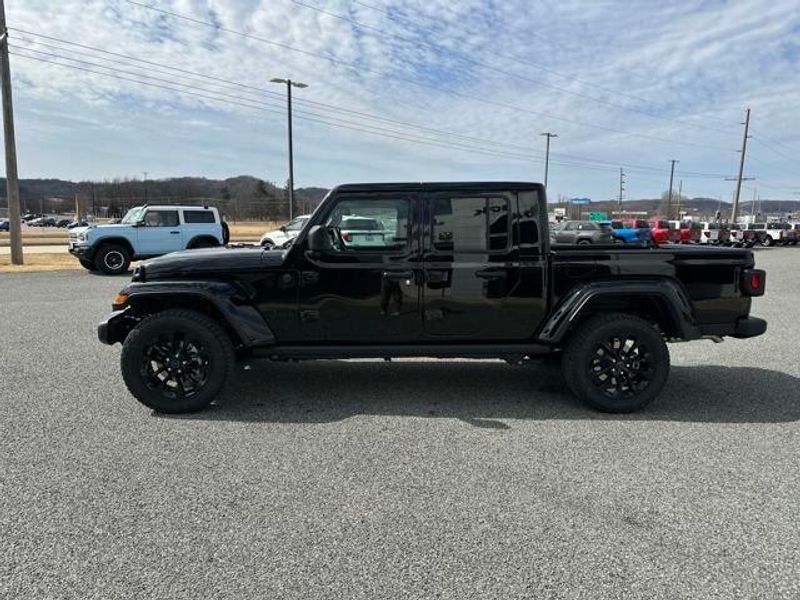 2025 Jeep Gladiator Sport photo 2