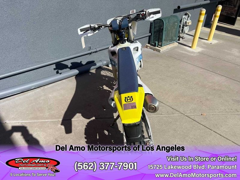 2024 HUSQVARNA FE 501W  in a WHITE exterior color. Del Amo Motorsports of Los Angeles (562) 262-9181 delamomotorsports.com 