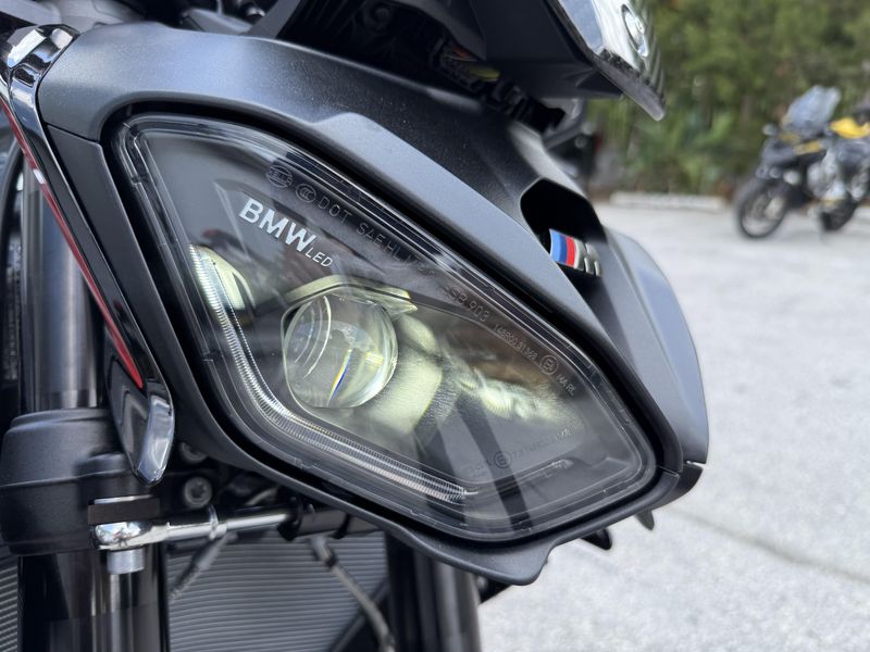 2025 BMW M 1000 R